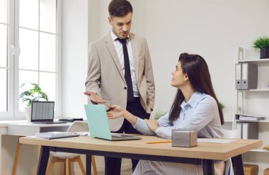 Ofisteki işadamları masadaki bilgisayarı işaret ederek konuşuyor, yakın plan. Kadın ve erkek internetten verileri kontrol ediyor. Kavramsal işadamı, etkili iletişim, çalışanlar birlikte, yönetim kadrosu