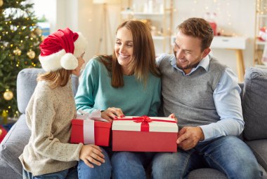 Ebeveynler ve çocuklar Noel veya yeni yıl boyunca evde birlikte hediye kutularını açarlar. Aile bayramı neşeyle kutlar, bayram boyunca birlikte olmanın ve heyecanın tadını çıkarır..