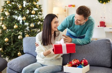 Evli çiftler Noel veya evde yeni yıl kutlamaları sırasında hediye açmaktan hoşlanırlar. Aile bayram anlarını kutlar, hediye kutularını ve neşeli anılarını neşeli bir ortamda paylaşır..