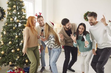 Arkadaşlar yılbaşı ya da yeni yıl partisinde birlikte karaoke yapmaktan hoşlanırlar. Tatil partisi eğlence, müzik ve kahkaha getirir ve neşeli bir atmosferde şenlik anlarını paylaşırlar..