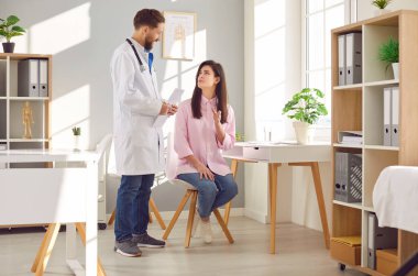 Doktor, kadın hastaya sağlık konularında danışmanlık yapıyor. Uzmanlık ve şefkat ile doktor kadın rehberlik sağlık endişeleri ile doktor iyileşmek ve destek için arıyor