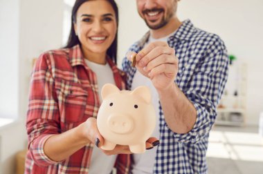 Mali sorumluluk ve beraberlik anlarını yakalayan portrede evde genç bir çift yer alıyor. Para biriktirmek, kumbarayı elinde tutmak için ortak bir taahhütle birlikte bir bozuk para koyarlar..