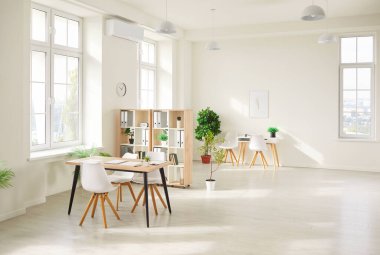 Mobilyaları, bitkileri ve konforlu iş yerleri olan açık alan kavramına sahip çağdaş boş ofisin modern iç mimarisi. İç tasarım ve insan kavramı yok..