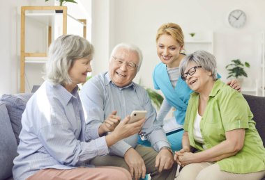 Bayan emekliler, son sınıf öğrencilerine ve dost canlısı hemşirelere cep telefonlarında komik bir şey gösteriyor. Yaşlı erkekler ve kadınlar birlikte vakit geçirir, huzurevinde boş zamanlarında internet kullanırlar..