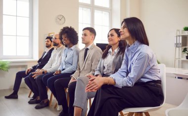 Ofis ekibi grup toplantısı, sunum ya da konferans için toplanıyor. Takım çalışması, iletişim ve iş tartışmaları, ortak hedeflere ulaşmak için toplum olarak çalışanları içerir.