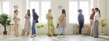 Kadın tartışma grubu odada toplanıyor, kadın arkadaşlar, iş hayatında başarılı ofis çalışanları, profesyonel uzmanlar bir arada duruyor, kadın kulüp liderleri sendikası toplanıyor. 