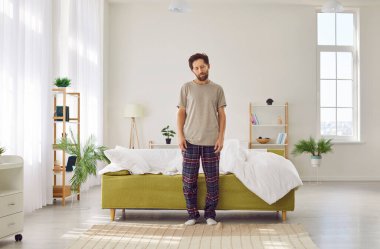 Zor bir sabah. Uyurgezerlik. Sabahları pijamalı genç adam zor bir geceden sonra buruşuk ve uykulu görünüyor. Adam uyanamıyor ve yatak odasında gözleri kapalı ayakta duramıyor..