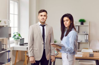 Motive olmuş kendine güvenen iş adamları, erkek kadın çalışanlar, koç ya da akıl hocaları modern ofis içlerinde küçük takım toplantısı, ayakta duruş, plan oluşturma, genç meslektaşlar.