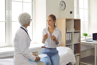 Doktor hastayla konuşuyor. Genç ve mutlu bir kadın doktorla tedaviyi tartışıyor. Müstakbel anne klinikte iyi haberler öğreniyor. Genç, hastanedeki kıdemli pratisyen hekimle konuşuyor.