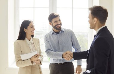 İş arkadaşları verimli bir ofis toplantısında başarılı bir finansal anlaşma yapmak için el sıkışırlar. Takım çalışması, müzakere ve profesyonel ortaklık anlaşmaları.