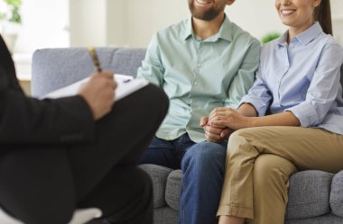 Ekin seven aile çifti terapi seansı yapıyor, koltukta oturuyor, el ele tutuşuyor, terapistle konuşuyor ki o da sorunların çözümünü bulmaya ve ilişkilerde uyum sağlamaya yardımcı oluyor. Psikoterapi kavramı