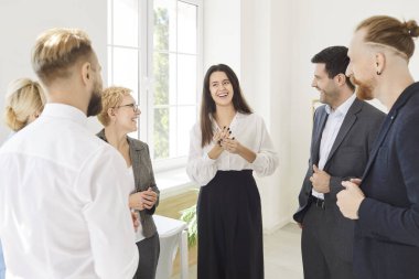 İş adamları kadınları alkışlıyor, anlaşma, sözleşme, pazarlıktan sonra anlaşma, grup ortakları başarılı stratejik tartışma, fikir, iyi sonuç elde etme, harika temsil