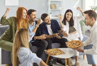 Bir grup arkadaş bir parti için evde toplanır, pizzalarını ve mutlu anlarını paylaşırlar. Kahkahalar ve dostluklarla dolu canlı bir toplantı kutlamaya sıcaklık ve eğlence getirir..
