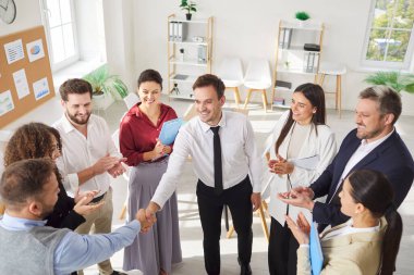 Mutlu seyirciler alkışlıyor, çalışanlar toplantısı, iyi iş çıkarıyorsun, heyecanlı çalışanlar terfi alıyor, takdir ediliyor, takdir ediliyor, saygı görüyor ve yeni takım üyelerini tanıtıyorlar., 