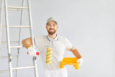 Merdiven, servis, başarılı ressam, ticari dekorasyon için boya fırçalı üniformalı inşaat işçisi, pürüzsüz, profesyonel duvar kapağı.