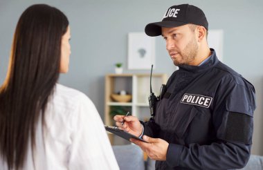 Polis kadını soruyor, sorguluyor, sorguluyor, üniformalı polis memurunu sorguluyor, suçluları sorguluyor, şikayetleri dinliyor, suç raporu yazıyor taciz, taciz, şantaj kanıtları topluyor.