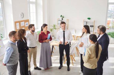 İş adamları konuşuyor, halka içinde konuşuyor, sunucu koçluğu yapıyor, takım brifinginde projeyi açıklamak için kurumsal sunum ve eğitim ofisi grubu veriyor, iş eğitimi, planlama 