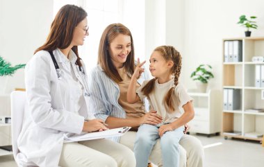 Pediyatrist kadın ve çocuk, nazik kadın pratisyen çocuk ve anne babaya danışmanlık yapan klinikte, genel pratisyen hekim tedavisi, profesyonel