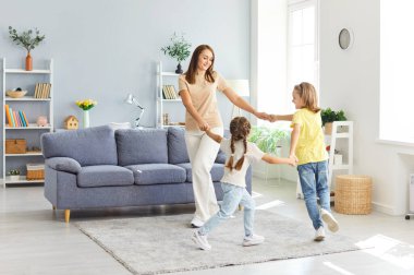 Komik anne evde kızıyla ve oğluyla dans ediyor. Aile birlikte vakit geçirmekten zevk alıyor, bu eğlenceli etkinlik süresince neşe ve kahkaha paylaşıyor, unutulmaz anlar yaratıyor..