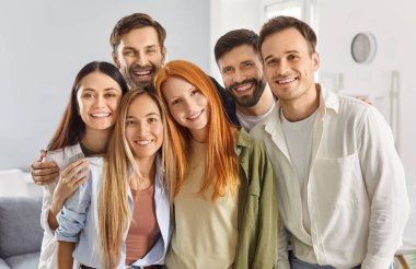 Heyecanlı gençler bir araya gelip toplanıyor, kucaklaşıyorlar, mutlu arkadaşlar kucaklaşıyorlar, aşırı mutlu karşılıyorlar, rahatlıyorlar, eğleniyorlar, arkadaş canlısı iş arkadaşları klübü ya da eski öğrenci arkadaşları bir araya geliyor.