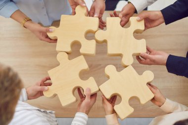 Bulmaca eşleştirme, iş birliği ve ortaklığı gösteren parçalarla takım çalışması. Eller yakın ofiste birleşecek, iş adamları yapboz yapacak, takım işi.