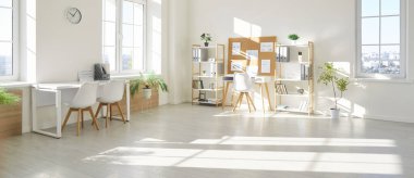 Parlak, boş bir ofis, iş yeri ya da gün ışığıyla aydınlatılmış toplantı odası. Profesyonel iş toplantıları, konferanslar ve yönetim kurulu ortamında çalışmak için temiz ve modern alan.