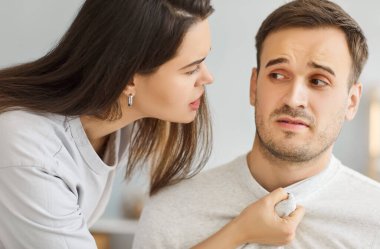 Öfkeli ve agresif bir eş evde kocasını tehdit ederken aile içi gerginlik yaşanıyor. Bu durum aile içi şiddet, istismar ve aile dinamiği içindeki duygusal gerginliği yansıtıyor..