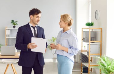 Ofiste birlikte çalışan bir grup iş arkadaşı toplantı sırasında sohbet edip tartışıyorlar. Takım çalışması ve iletişim, iş birliği ve karar verme mekanizmasını geliştirmektedir..