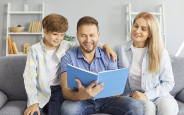 Ebeveynler ve oğulları evdeki kanepede birlikte oturup, bir fotoğraf albümünün keyfini çıkarıyorlar. Sıcak bir aile anı anıları kutluyor, bağ kuruyor ve sıcak bir aile ortamında sevgiyi paylaşıyor..