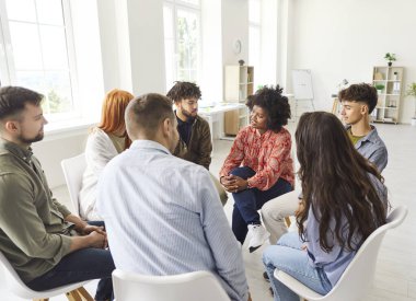 Çeşitli takımlar toplantı sırasında bir çemberin içinde otururken bir tartışmaya girişirler. Grup birlikte çalıştığı ve profesyonel bir ortamda fikir alışverişinde bulunduğu için, insanların sohbeti takım çalışmasını ön plana çıkarıyor.