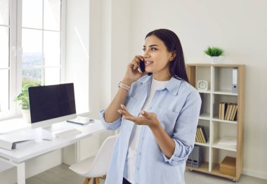 Çalışkan iş kadını ve muhasebeci evde ya da ofiste odaklı bir telefon görüşmesi yapar. Çalışırken çağrıları yönetme yeteneği verimliliği ve sorumluluklara olan bağlılığını yansıtıyor..