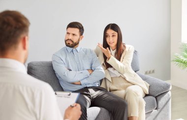 Genç çift terapi sırasında aile terapisti ofisinde oturan evlilik sorunları hakkında konuşuyor. Erkek psikolog hastalarını dinleyip çözüm bulmaya çalışıyor. Ruh sağlığı konsepti