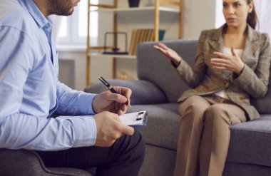Muhabir, bir iş kadını ya da ünlüyle röportaj yapar. Sunucu olarak görev yapan TV muhabiri, iş dünyasındaki başarıları vurgulayarak bir basın etkinliğine konuk oluyor..