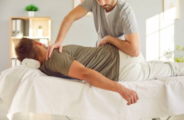 Rehabilitasyon, omuz masajı, düzeltici egzersiz ağrıyı azaltma, spor sakatlığı, eklem sağlığı, kas dengesizliğini düzeltme. Hemşire, manuel terapi doktoru hasta eğitimine yardım ediyor, durumu düzeltiyor.