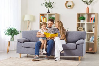 Ebeveynler evde çocuklu bir kitap okuyor, aile boş zamanlarının keyfini çıkarıyorlar. Bir peri masalını paylaşıyorlar, sıcak bir ortamda aile bağlarını güçlendiren bir öğrenme anı yaratıyorlar..