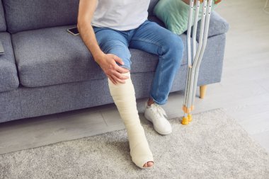 Ciddi bacak, ayak travması, fiziksel kaza, kırık bilekli hasta, alçıda oturan hasta, kemik kırığı sorunu, travma uzmanı.