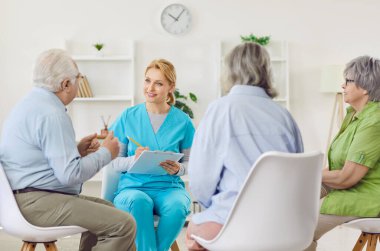 Üst düzey insanlar grup terapisi yaşam egzersizi ve farkındalık ekibi ile birlikte yetenekli hemşire, daire içindeki psikolog, ortak hemşire bakımı, zihinsel ve duygusal seans...