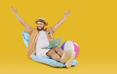 Yaz tatilinde dizüstü bilgisayarı olan mutlu bir adam, uzak bir iş, şişme lastik minderli bir turist, online seyahat planı, rüya tatili. Eğlence, dinlenme, rahatlama, turizm keyfi