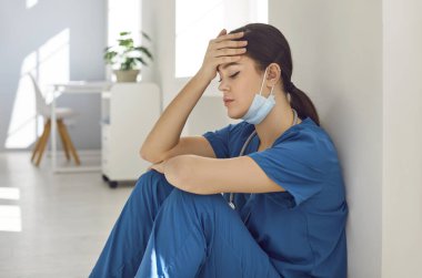 Yorgun ve üzgün kadın doktor, stres, tükenme ya da bir hatanın ağırlığı yüzünden hastanede yatıyor. Hemşire, tıbbın insan tarafını aktararak, duygusal yükünü tasvir eder..