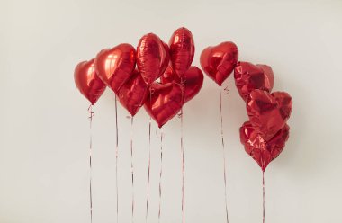 Canlı kırmızı kalp şeklindeki balonlar, tarafsız bir arkaplanda zarafetle süzülür ve biraz neşe ve romantizm katar. Sevgililer Günü ya da yıldönümü gibi etkinlikler için ideal. Sevgililer Günü.