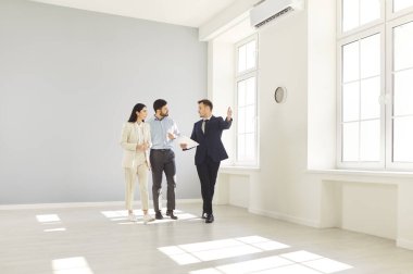 Emlakçı, emlakçı, lisanslı emlakçı, satıcı, çift aileye reklam mülkü, satın almaya, satmaya, daire kiralamaya, ticari mülkler, piyasa fiyatına danışmanlık, ipotek