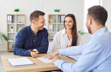 Sigorta belgesine işaret eden erkek avukat, imzalı imza, satış, alım, kira veya iş sözleşmesi imzalama sözleşmesi, banka kredi hizmeti