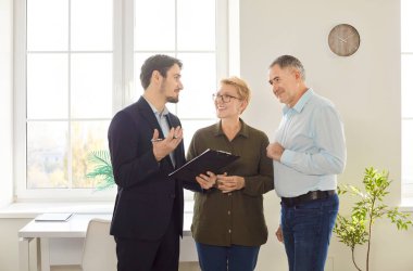 Yaşlı bir çift emlakçı ya da emlakçı ile birlikte satın alma ya da kiralama seçeneklerini göz önünde bulundurarak bir mülk ya da daire araştırıyor. Konut ihtiyaçları ve tercihleri üzerinde duruluyor.