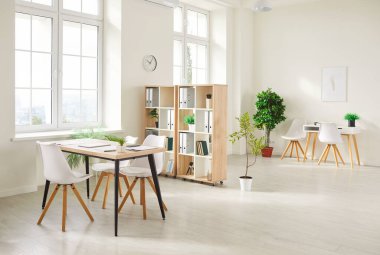 Geniş ve modern toplantı odası, konferanslar veya brifingler için hazırlanmış profesyonel bir iş yerini yansıtan bir ofis ortamında ticari bir tasarım ile güneş ışığıyla doluyor..