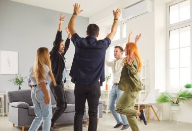 Heyecanlı bir grup mutlu genç öğrenci ya da meslektaşlar evde birlikte takılırken eğleniyorlar. Erkekler ve kadınlar el kaldırarak bir çember oluşturuyorlar. Partide toplanıp dans etmekten keyif alıyorlar..