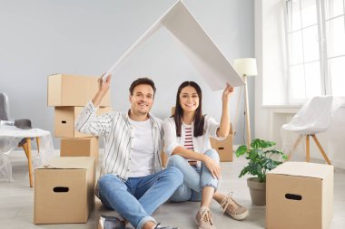 Yeni ev yapımı mutlu aile oyunu taşındıktan sonra mutlu bir çatıyı mutlu etmek, daire satın almak, kutular arasında oturmayı kutlamak, eğlenmek, taşınma hayalleri kurmak. 