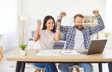 Hevesli genç çift kazandı, mutlu bir şekilde iyi haberleri, başarıyı online olarak kutladı, eşler banka tebligatı, kredi onayı, iş teklifi, ticari teklif, evde çok eğlendi, maç izledi, komedi filmi izledi. 
