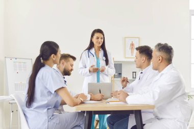 Doktorlar toplantısı, masabaşında meslektaşlarla konuşma, iş görüşmesi, tıp mesleği sorunları, cerrahi klinik uzmanlığı, hasta vakası için danışmanlık, masa başı konuşma, işbirliği öğretimi