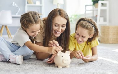 Anne ve çocuklar evlerinde yerde yatıyorlar, kumbaraya para koyuyorlar. Birlikte çalışıp para biriktiriyorlar, ailece vakit geçiriyorlar ve mali sorumlulukları öğreniyorlar..