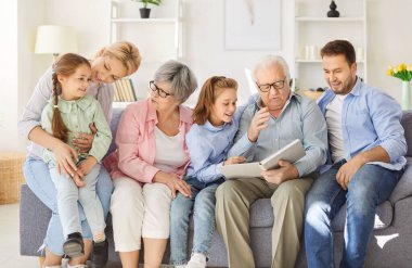 Aile boş zamanlarında birlikte kanepede oturur, bir fotoğraf albümüne bakar, anılarını paylaşır ve sohbete dalarlar. Sevgi, birliktelik ve hatıra, rahat bir evde kaynaşma..